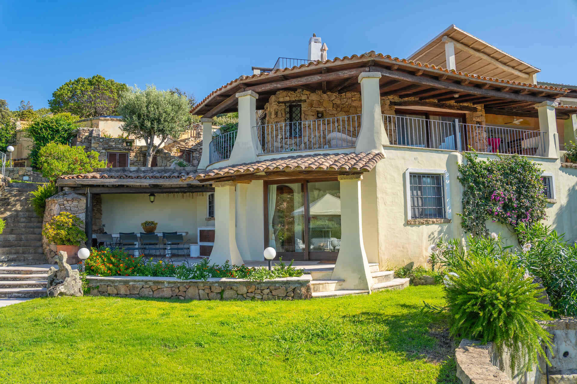 Semi-detached villa in the beautiful setting of Baja Sardinia