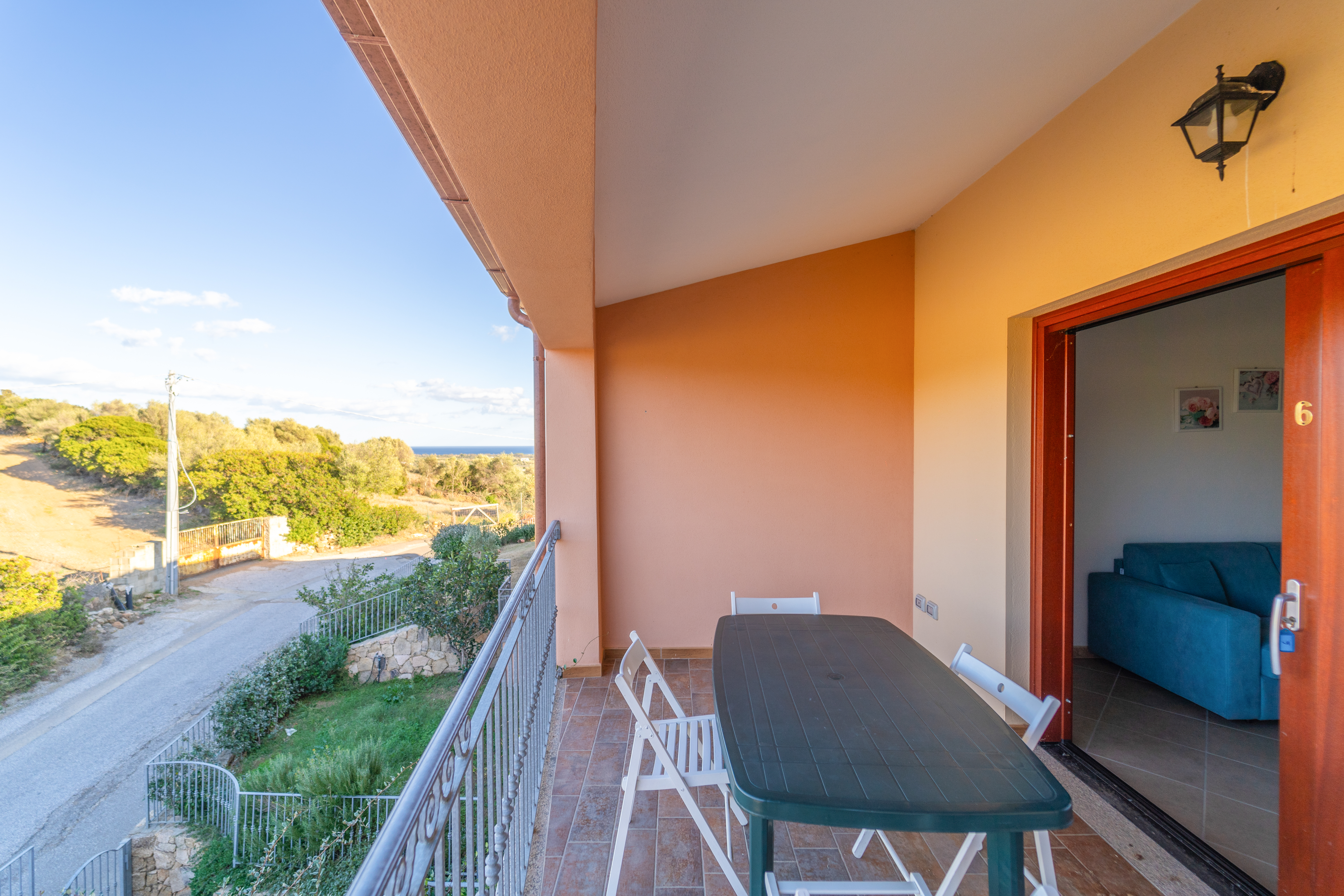 Bright three-room apartment with sea view veranda